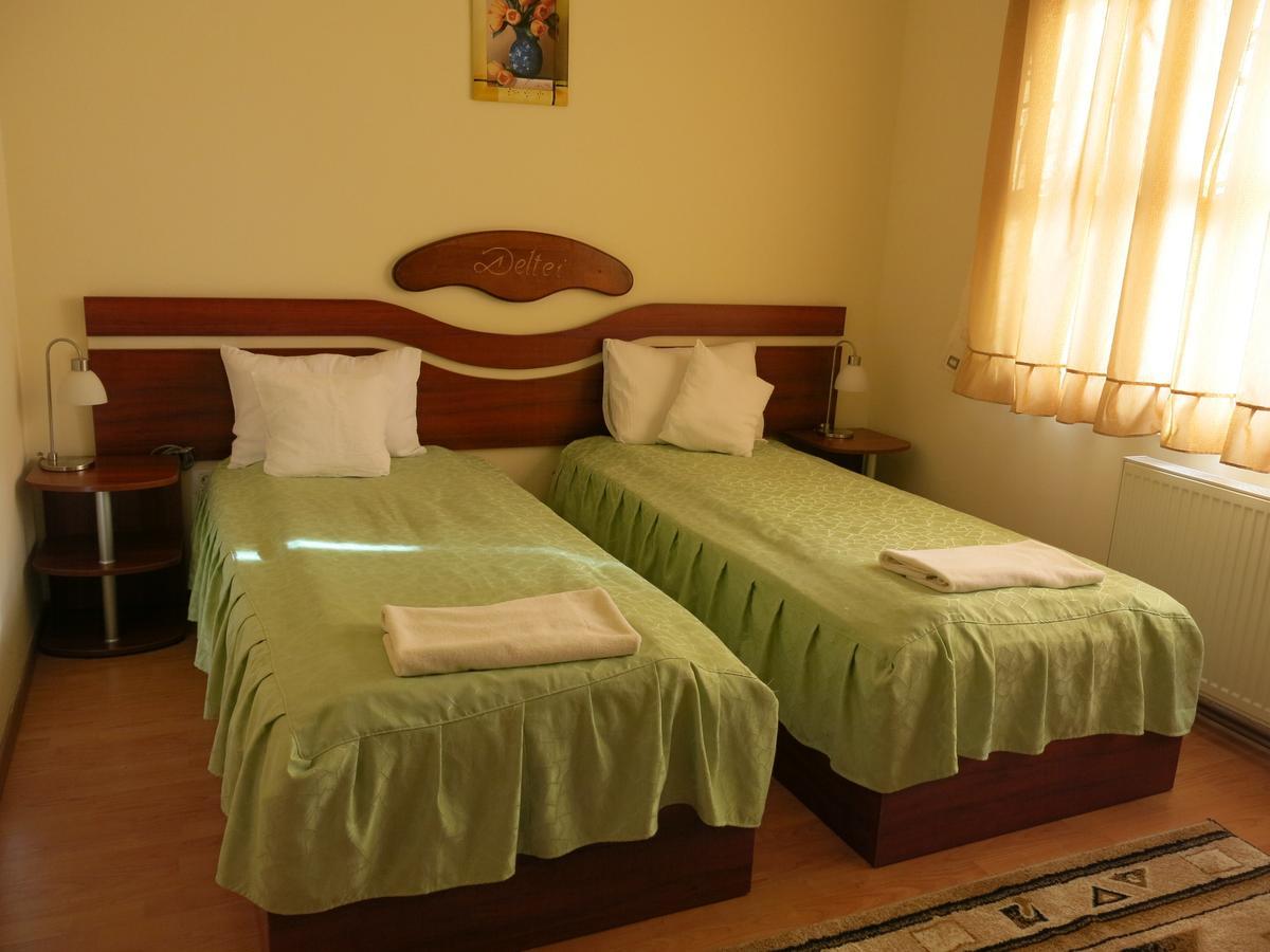 Conacul De Pe Lac Sagu Room photo